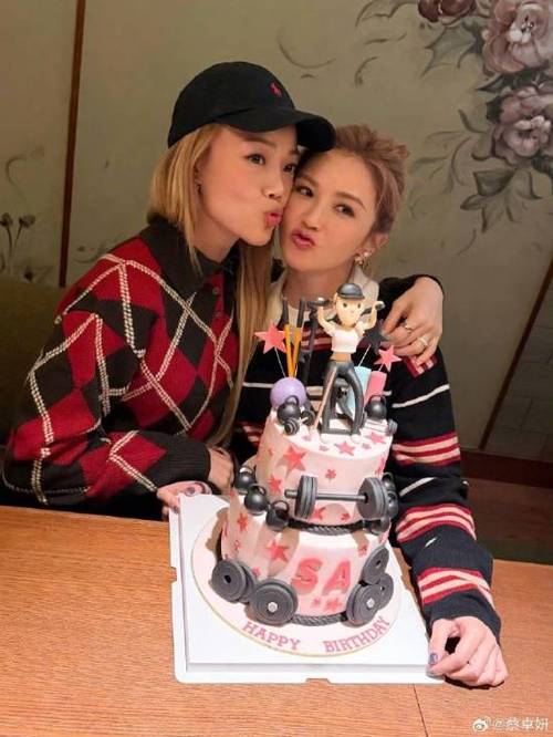 阿sa蔡卓妍43岁庆生日玩好大:与阿娇连线与容祖儿接吻