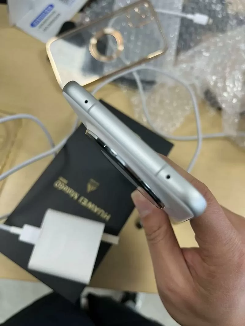 华为充电孔旁边的小孔捅破了