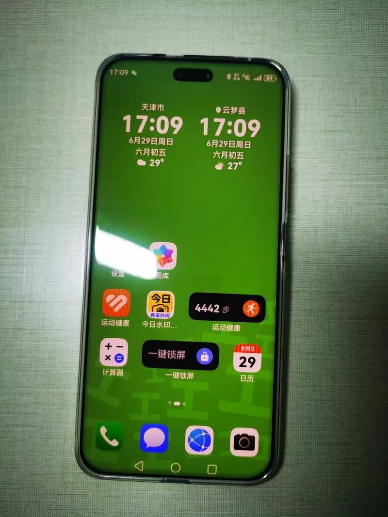 手机莫名出现一条绿色亮光