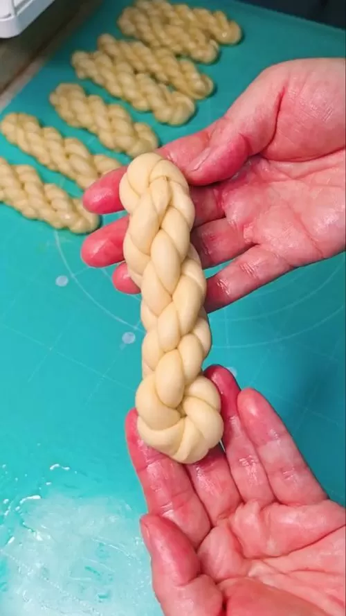 搓麻花的手法步骤及技巧缩略图