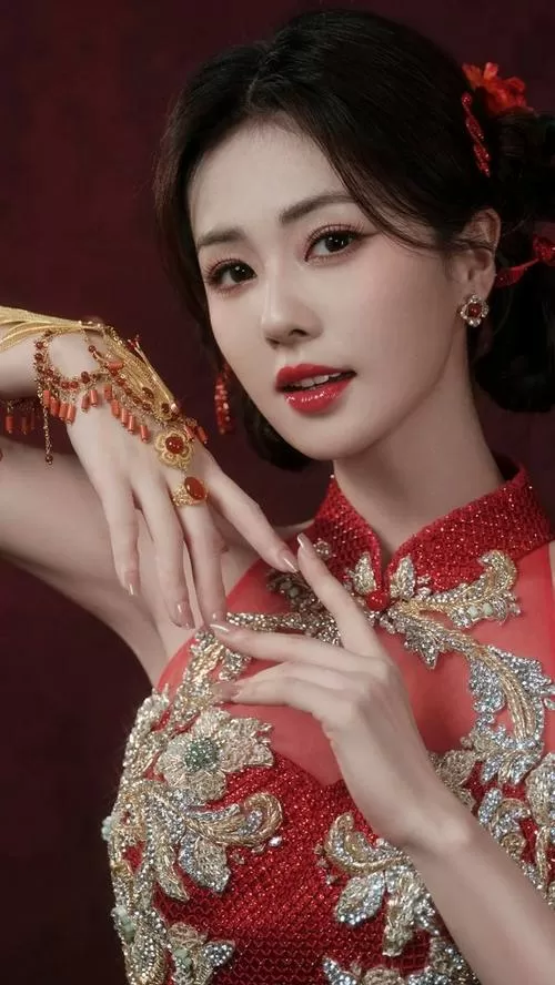 白鹿身穿新年红衣剪短了头发