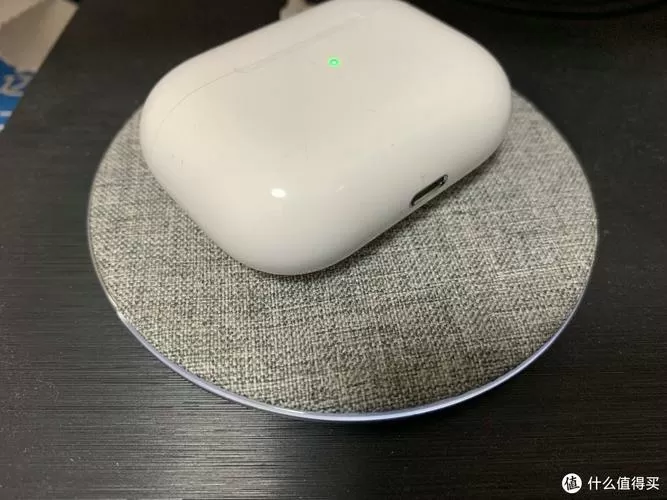 蓝牙耳机充电显示白色灯