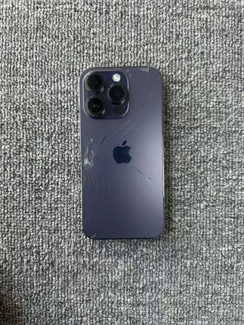苹果14pro摄像头玻璃碎了多少钱缩略图